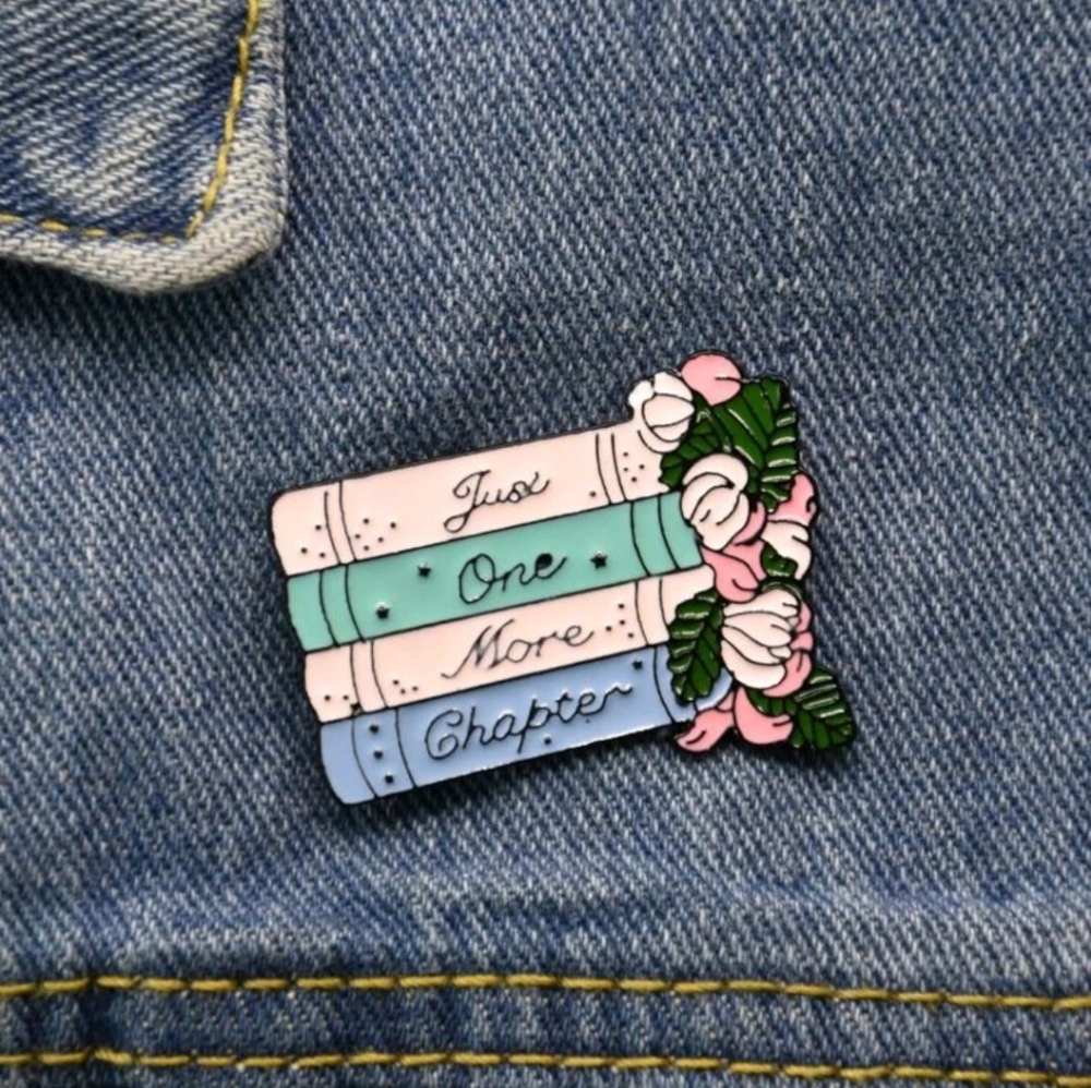 🌻Flower & book design brooch